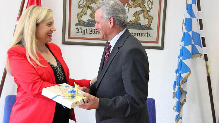 Landrat Oswald Marr überreichte Pralinen an die Ministerin.  Foto: Friedwald Schedel