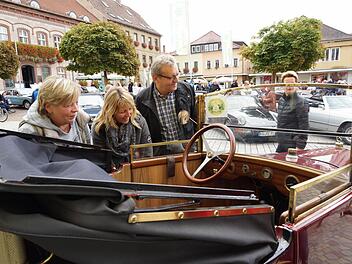 Oldtimer ziehen auf dem Marktplatz die Blicke auf sich.Foto: Arkadius Guzy