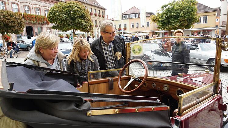 Oldtimer ziehen auf dem Marktplatz die Blicke auf sich.Foto: Arkadius Guzy