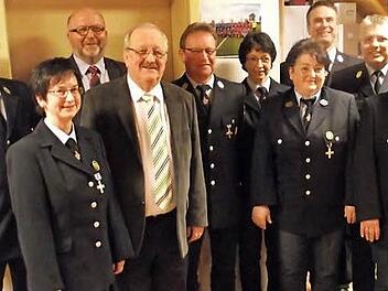 Staatliche Ehrenzeichen für 25 und 40 Jahre Dienstzeit wurden in der Hauptversammlung der Feuerwehr Wildenberg übergeben. Im Bild (von links): Vorsitzender Heinz Müller, Claudia Appelt (25 Jahre), Bürgermeister Egon Herrmann, stellvertretender Landrat Bernd Steger, Wolfgang Hauck (40), Gudrun Hauck (25), Melitta Hühnlein (25), Kommandant Claus Häublein, Kreisbrandinspektor Matthias Schuhbäck und Rita Müller (25 Jahre) Foto: Dieter Wolf