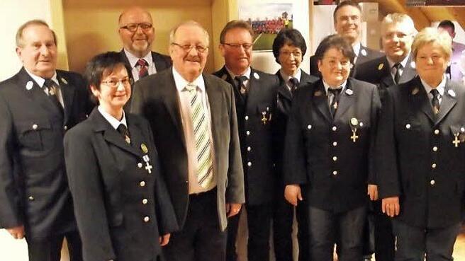 Staatliche Ehrenzeichen für 25 und 40 Jahre Dienstzeit wurden in der Hauptversammlung der Feuerwehr Wildenberg übergeben. Im Bild (von links): Vorsitzender Heinz Müller, Claudia Appelt (25 Jahre), Bürgermeister Egon Herrmann, stellvertretender Landrat Bernd Steger, Wolfgang Hauck (40), Gudrun Hauck (25), Melitta Hühnlein (25), Kommandant Claus Häublein, Kreisbrandinspektor Matthias Schuhbäck und Rita Müller (25 Jahre) Foto: Dieter Wolf
