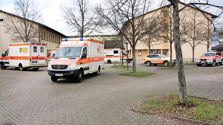 Mehrere Krankenwagen und Notarztautos stehen am Donnerstag Nachmittag im Hof der Berufsschule Forchheim.  Foto: Josef Hofbauer