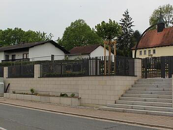 Die Friedhofsmauer in Sambach ist nahezu fertig. Foto: Evi Seeger