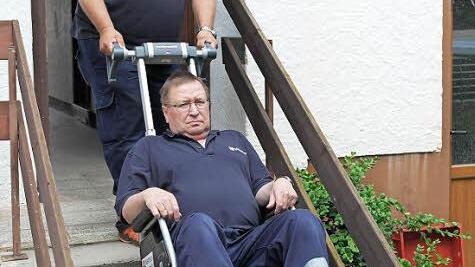 Fahrer Michael Lorenz vom Malteser Hilfsdienst und sein Kollege Kurt Valentin (sitzend) demonstrieren die Funktionsweise des 7500 Euro teuren Treppensteigers. Lorenz wird am Montag im Untersteinacher Rathaus sein, um gehbehinderten Menschen die Teilnahme an der Gemeinderatssitzung im Obergeschoss zu ermöglichen. Foto: Peter Müller