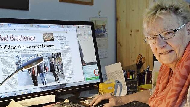 "Die Zeitung ist für mich ein Blick in die Heimat", sagt Regina Rinke. Die 81-Jährige ist aus dem Landkreis "ausgewandert" und will sowohl von ihrem neuen Lebensmittelpunkt in Bad Neustadt und ihrem alten Heimatort wissen, was los ist - ohne Papierberge anzuhäufen. Die Lösung: das E-Paper. Foto: Carmen Schmitt