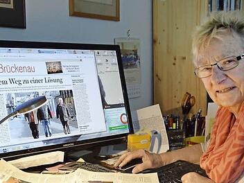 "Die Zeitung ist für mich ein Blick in die Heimat", sagt Regina Rinke. Die 81-Jährige ist aus dem Landkreis "ausgewandert" und will sowohl von ihrem neuen Lebensmittelpunkt in Bad Neustadt und ihrem alten Heimatort wissen, was los ist - ohne Papierberge anzuhäufen. Die Lösung: das E-Paper. Foto: Carmen Schmitt