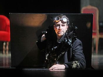 Die Welt entgleitet Wallenstein (Frederik Leberle). - Szene aus "Wallenstein" am Landestheater Coburg.Foto: Henning Rosenbusch