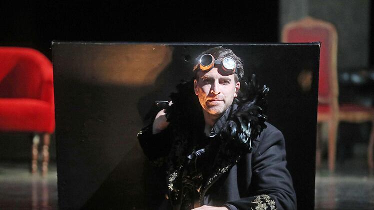 Die Welt entgleitet Wallenstein (Frederik Leberle). - Szene aus "Wallenstein" am Landestheater Coburg.Foto: Henning Rosenbusch