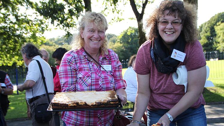 Kaffeetrinken am Bus mit Kuchen aus Deutschland. Foto: Ulrike Müller