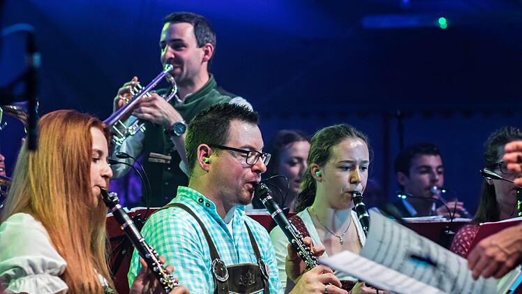 Beste Stimmung im Festzelt: Die Original Prinz Albert Blasmusik spielte beim "Oktopafest" auf dem Coburger Schlossplatz.Foto: Jochen Berger