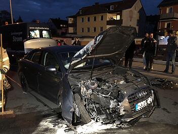 Im oberfr&auml;nkischen Hof ist ein Auto gegen eine Stra&szlig;enlaterne gekracht. Der Aufprall war offenbar so heftig, dass ein Rettungshubschrauber angefordert werden musste. Foto: Fricke/News 5