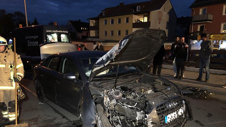 Im oberfr&auml;nkischen Hof ist ein Auto gegen eine Stra&szlig;enlaterne gekracht. Der Aufprall war offenbar so heftig, dass ein Rettungshubschrauber angefordert werden musste. Foto: Fricke/News 5