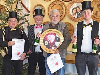 Die Gewinner des ersten Schießens im neuen Jahr: Andreas Höh, Sieger auf der Glücksscheibe, und Rüdiger Knott, Sieger auf der Neujahrsscheibe, zusammen mit den Moderatoren (von rechts) Hans-Georg Rebhan und Helmut Schmidt Foto: Thomas Micheel