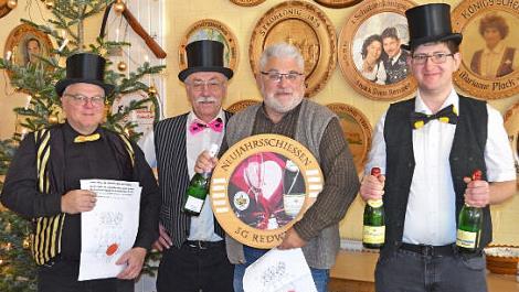 Die Gewinner des ersten Schießens im neuen Jahr: Andreas Höh, Sieger auf der Glücksscheibe, und Rüdiger Knott, Sieger auf der Neujahrsscheibe, zusammen mit den Moderatoren (von rechts) Hans-Georg Rebhan und Helmut Schmidt Foto: Thomas Micheel
