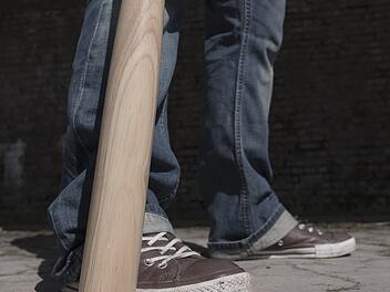 Betrunkener (37) mit Baseballschl&auml;ger bedroht - starrte zwei Frauen zu lange an