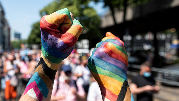 Es kann nicht sein, dass wir &uuml;ber Gleichberechtigung diskutieren m&uuml;ssen. Umso besch&auml;mender und heuchlerischer, wenn sich Organisationen wie die UEFA oder der bayerische Landtag so schwer damit tun, wenigstens symbolisch etwas zu tun. Heute ist ein Tag der Solidarit&auml;t, aber auch der Heuchelei. Ein Kommentar