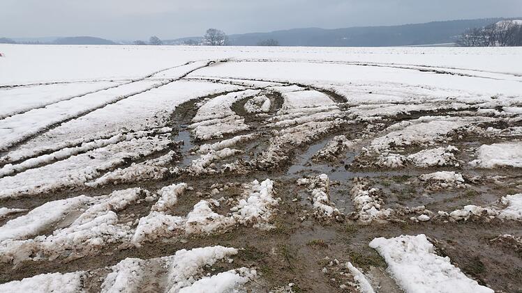 Start- und Landebahn von Flugplatz besch&auml;digt
