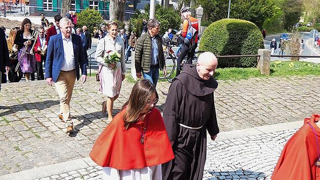 Die Wallfahrt wurde von der Blaskapelle des Musikvereins Uetzing-Serkendorf musikalisch begleitet. Nach Pater Maximilian von links Jochen Weber, Peer Br&auml;mer, Bierk&ouml;nigin Sarah J&auml;ger und Johannes Alberti von der Envases Konzernleitung