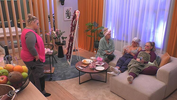 Sarah-Jane Wollny (rechts) hat ein Problem damit, dass Karina alias Karina2you (links) Marc Terenzi nominiert hat.