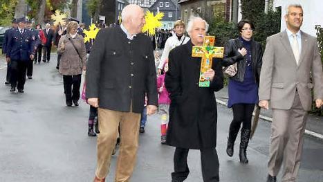 Pfarrer Johann Beck (mit Kreuz) und Bürgermeister Timo Ehrhardt (rechts) an der Spitze des Festzugs