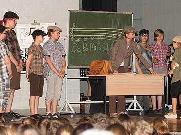 Die Schüler werden für die verschiedenen Stimmen im Chor ausgewählt - eine Szene aus dem Stück "Die Kinder des Monsieur Mathieu" in der Realschule Eltmann.  Fotos: gg