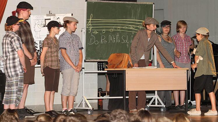 Die Schüler werden für die verschiedenen Stimmen im Chor ausgewählt - eine Szene aus dem Stück "Die Kinder des Monsieur Mathieu" in der Realschule Eltmann.  Fotos: gg