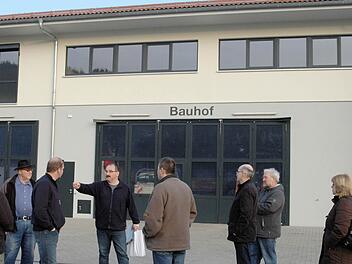 Ortstermin des Riedenberger Gemeinderates: Der Bauhof ist bereits in das Mehrzweckgebäude eingezogen. Diskussionsbedarf gibt es aber noch hinsichtlich der Gestaltung des Außenbereichs. Foto: Sebastian Schmitt-Matthea