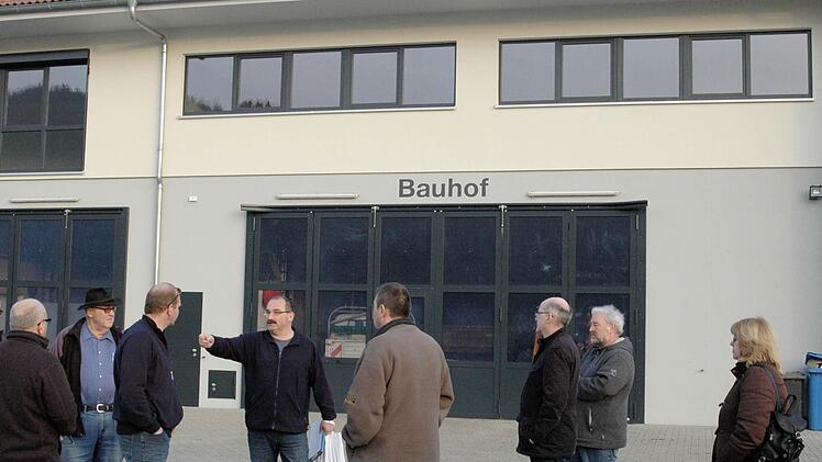 Ortstermin des Riedenberger Gemeinderates: Der Bauhof ist bereits in das Mehrzweckgebäude eingezogen. Diskussionsbedarf gibt es aber noch hinsichtlich der Gestaltung des Außenbereichs. Foto: Sebastian Schmitt-Matthea