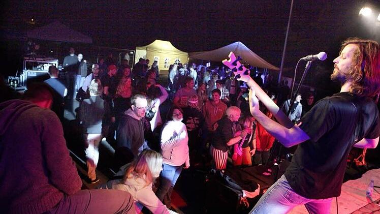 "Accoustic Jam" sorgte neben vier weiteren Bands für einen rockigen Abend in Oberbach. Foto: Sebastian Schmitt-Mathea