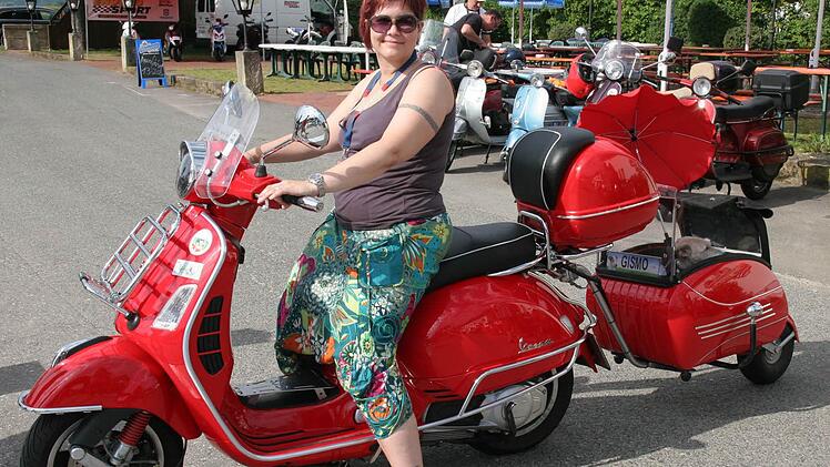 Die "knallrote" Vespa mit ihrem Anhänger von Melanie Trautmann ist die Frankenvespa 2014.