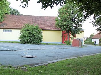 Keinen schönen Anblick bietet der Platz zwischen dem Kleukheimer TSV-Sportheim und dem alten Feuerwehrhaus (im Bild). Nun soll er neu asphaltiert und hergerichtet werden. Foto: Matthias Einwag