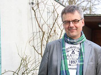 Jürgen Harder bezeichnet sich selbst als "eine Art Wanderprediger". Er vertritt den evangelischen Pfarrer in Höchstadt Hans-Friedrich Schäfer, der eine neue Aufgabe hat. Foto: Christian Bauriedel