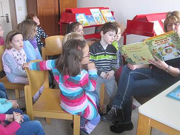 Voller Spannung lauschen die Kindergartenkinder Erika Morshäuser beim Vorlesen des Buches "Manchmal wär ich gern ein Tiger". Foto: Oswald Türbl