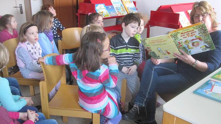 Voller Spannung lauschen die Kindergartenkinder Erika Morshäuser beim Vorlesen des Buches "Manchmal wär ich gern ein Tiger". Foto: Oswald Türbl
