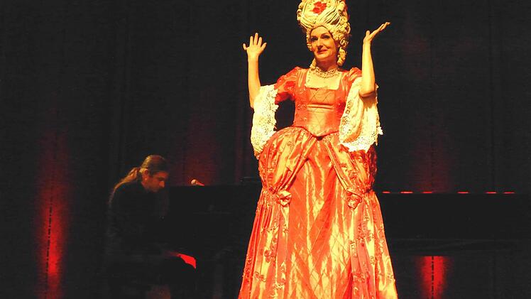 Große Opernparodie im Kleinen Kursaal (heutzutage: Rossinisaal): Annette Postel, ausgebildete Opernsängerin erzählte und trällerte aus dem Nähkästchen des Opernbetriebs, begleitet vom Jazzpianisten Klaus Webel  Foto: Ahnert