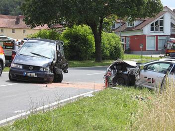 Einen schweren Unfall hat es am Ortsende von Schwabthal gegeben. Der dunkle VW (links) war auf die Gegenfahrbahn geraten. Die Fahrer der beiden Autos, die frontal zusammenstießen, wurden zur stationären Behandlung ins Krankenhaus gebracht. Foto: Popp
