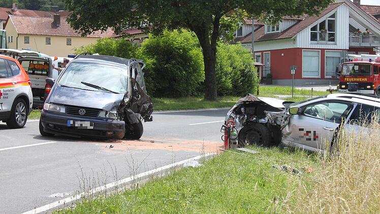 Einen schweren Unfall hat es am Ortsende von Schwabthal gegeben. Der dunkle VW (links) war auf die Gegenfahrbahn geraten. Die Fahrer der beiden Autos, die frontal zusammenstießen, wurden zur stationären Behandlung ins Krankenhaus gebracht. Foto: Popp