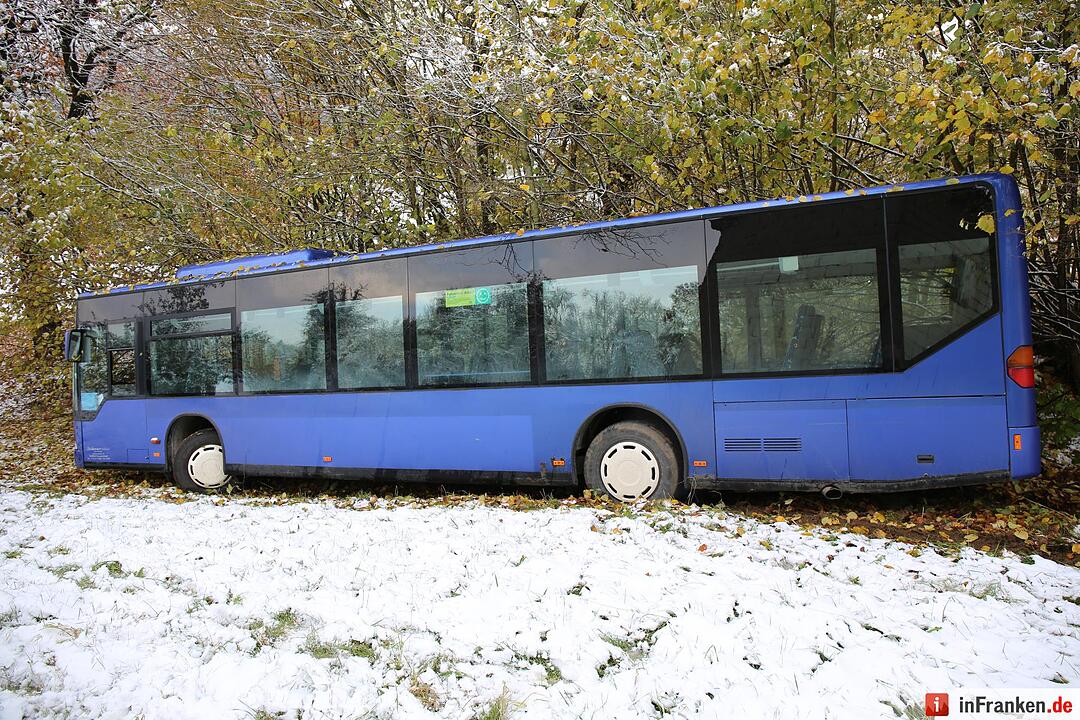 Schulbusunglück bei erstem Schnee – Bus rutscht 300 Meter den Hang hinab – Kinder zum Glück keine im Bus