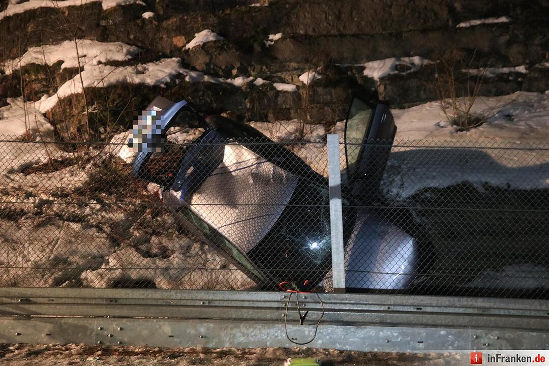 Audi A3 zwischen Fels und Steinfangzaun eingeklemmt - Beide Insassen nur leicht verletzt