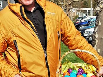 Kreisobmann Edgar Thomas, Vorsitzender des Kreisbauernverbandes, und Landfrauen verteilten Ostereier im Stadtzentrum.  Foto: Sigismund von Dobschütz