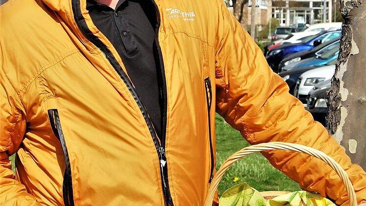 Kreisobmann Edgar Thomas, Vorsitzender des Kreisbauernverbandes, und Landfrauen verteilten Ostereier im Stadtzentrum.  Foto: Sigismund von Dobschütz