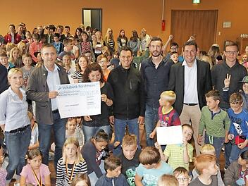 Vorsitzender Thomas Kovacic, Daniel Jere, Projektleiterin Friederike Klein, Elternbeiratsvorsitzender Michael Erlwein, FSJler Noah Saffer und Schulleiter Andreas Kehl mit Organisationsleiterin Anja Kratzer bei der Scheckübergabe.  Foto: Mathias Erlwein