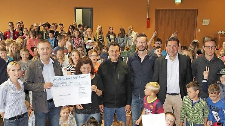 Vorsitzender Thomas Kovacic, Daniel Jere, Projektleiterin Friederike Klein, Elternbeiratsvorsitzender Michael Erlwein, FSJler Noah Saffer und Schulleiter Andreas Kehl mit Organisationsleiterin Anja Kratzer bei der Scheckübergabe.  Foto: Mathias Erlwein