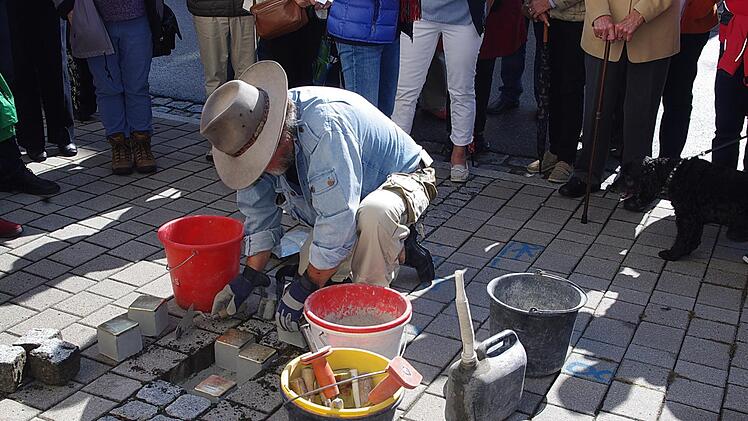 Der Künstler beim Verlegen der StolpersteineHeike Schülein