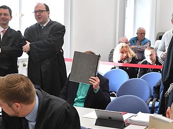 Rüdiger D. (mit Ordner vor dem Gesicht am ersten Verhandlungstag ) räumte am Dienstag seine Tatbeteiligung an den Anschlägen ein. Allerdings bestritt der 27-Jährige, dass er von der Brandlegung im Januar 2017 in dem Bordell im Laubanger etwas gewusst habe. Ronald Rinklef