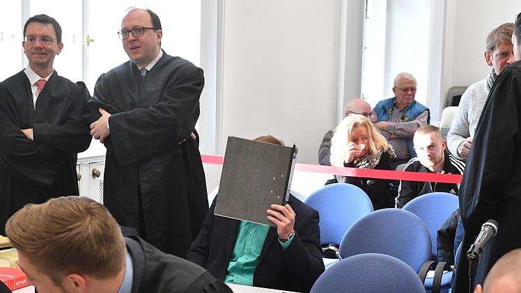 Rüdiger D. (mit Ordner vor dem Gesicht am ersten Verhandlungstag ) räumte am Dienstag seine Tatbeteiligung an den Anschlägen ein. Allerdings bestritt der 27-Jährige, dass er von der Brandlegung im Januar 2017 in dem Bordell im Laubanger etwas gewusst habe. Ronald Rinklef