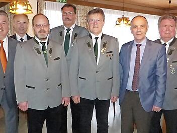 Die Marktleugaster Meisterschützen; im Bild (von links): Landrat Klaus Peter Söllner, Ralph Goller, Oliver Kutnar, Egon Barth, Rainer Gilke, Bürgermeister Franz Uome und Vorsitzender Manfred Huhs  Foto: Klaus-P. Wulf