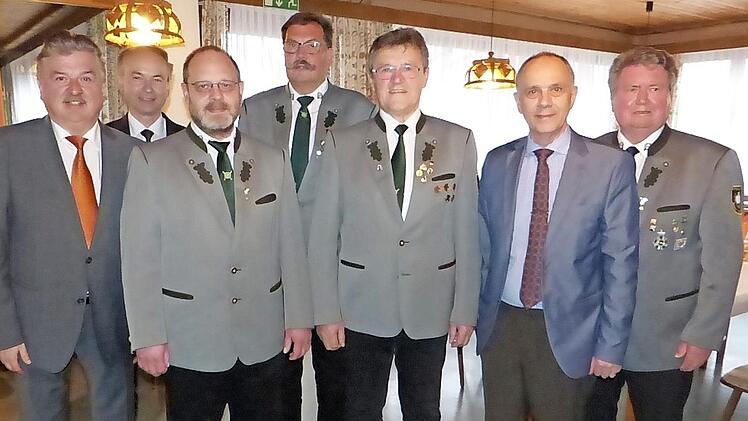 Die Marktleugaster Meisterschützen; im Bild (von links): Landrat Klaus Peter Söllner, Ralph Goller, Oliver Kutnar, Egon Barth, Rainer Gilke, Bürgermeister Franz Uome und Vorsitzender Manfred Huhs  Foto: Klaus-P. Wulf