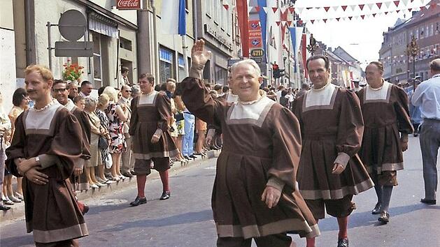 Historischer Festzug bei der 1200-Jahrfeier im Jahr 1970. Auch zur 1250-Jahrfeier soll es wieder einen gro&szlig;en Festug geben. Das war der allgemeine Wunsch bei einer Versammlung in der Alten Aula.  Foto: Stadtarchiv M&uuml;nnerstadt/Nachlass Josef Parsch