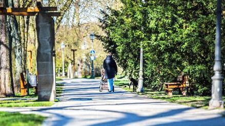 Vereinzelt waren Spaziergänger unterwegs, hier in der Kreisstadt.